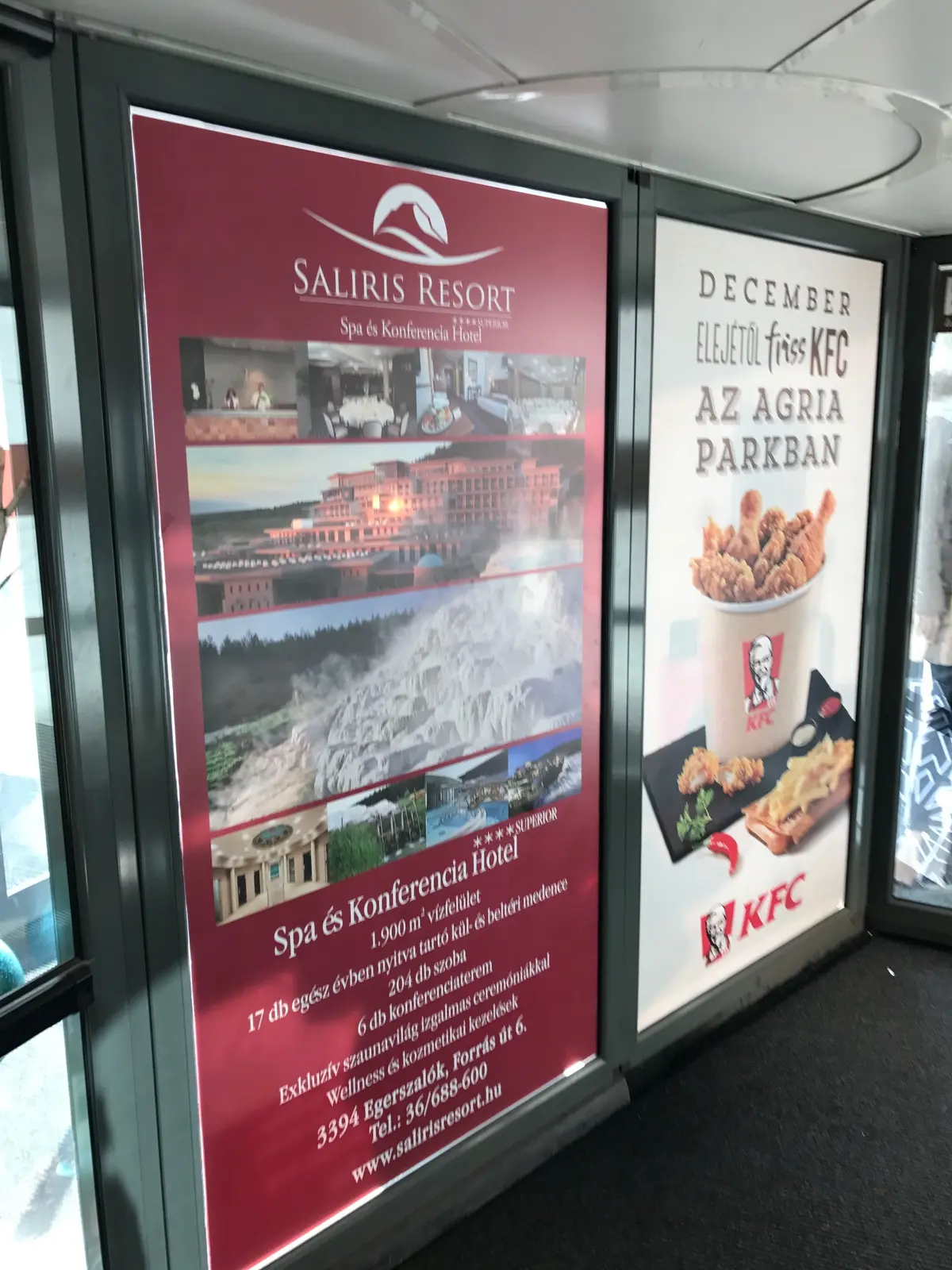 KFC és szállodai hirdetés egymás mellett