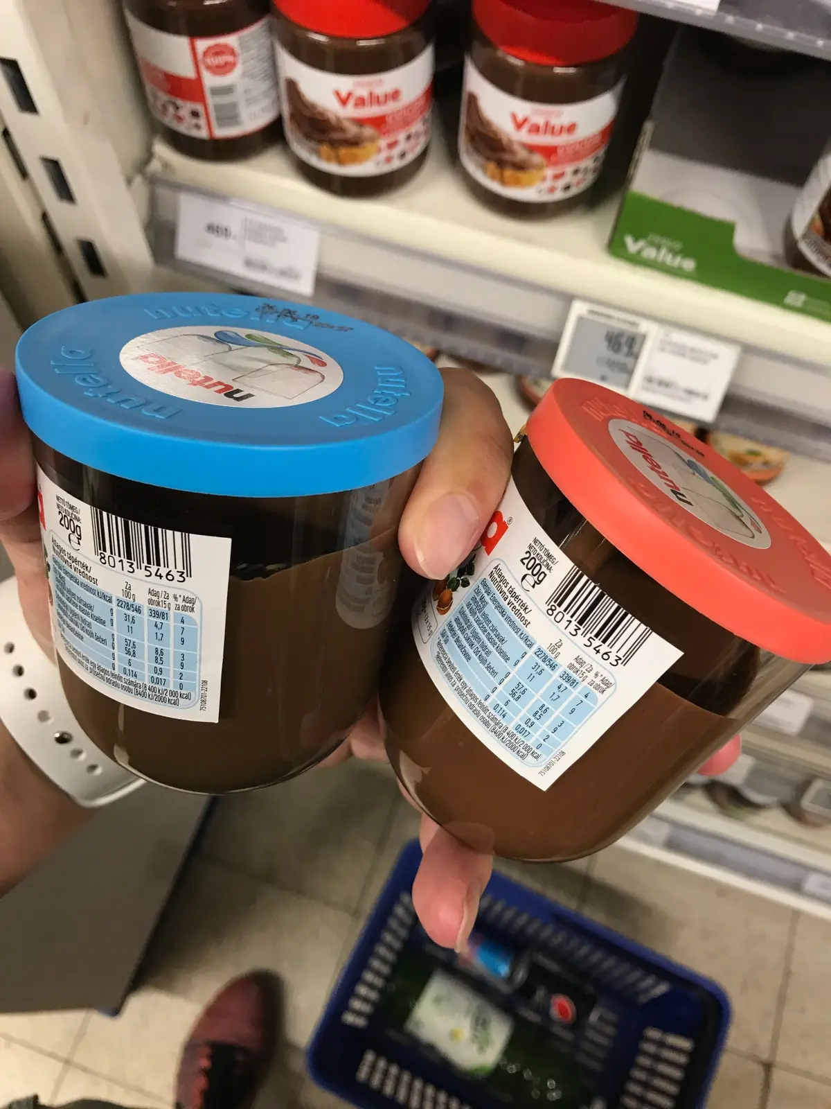 Egymás mellett látható azonos termékek eltérő színű fedéllel