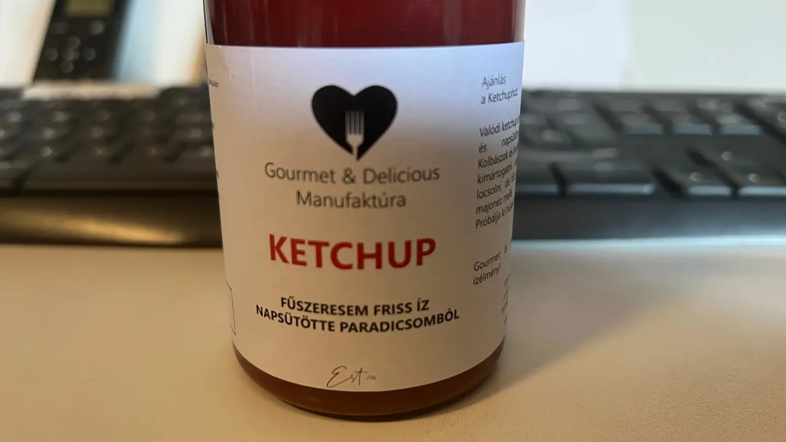 Kézműves jellegű ketchup címkéje