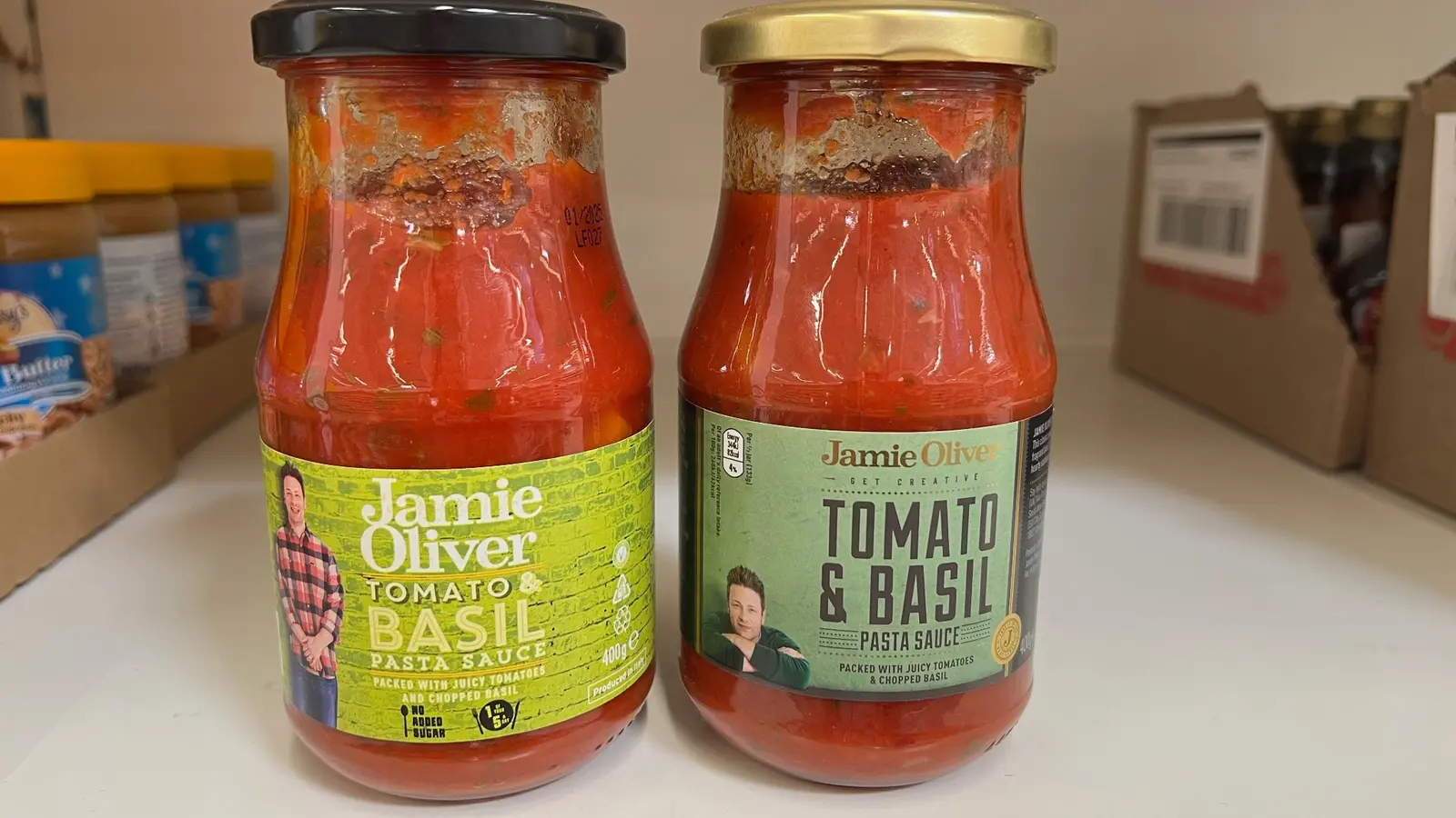 Jamie Oliver nevével márkázott paradicsomszósz a polcon
