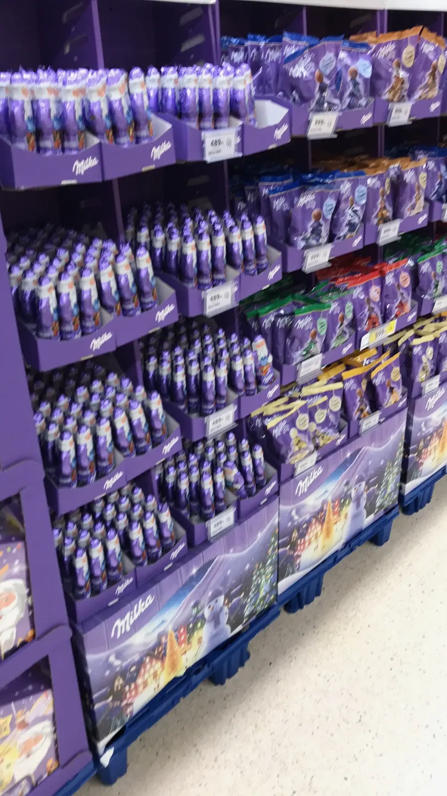 Nagy, lila Milka-termékkínálat egyetlen polci blokkban
