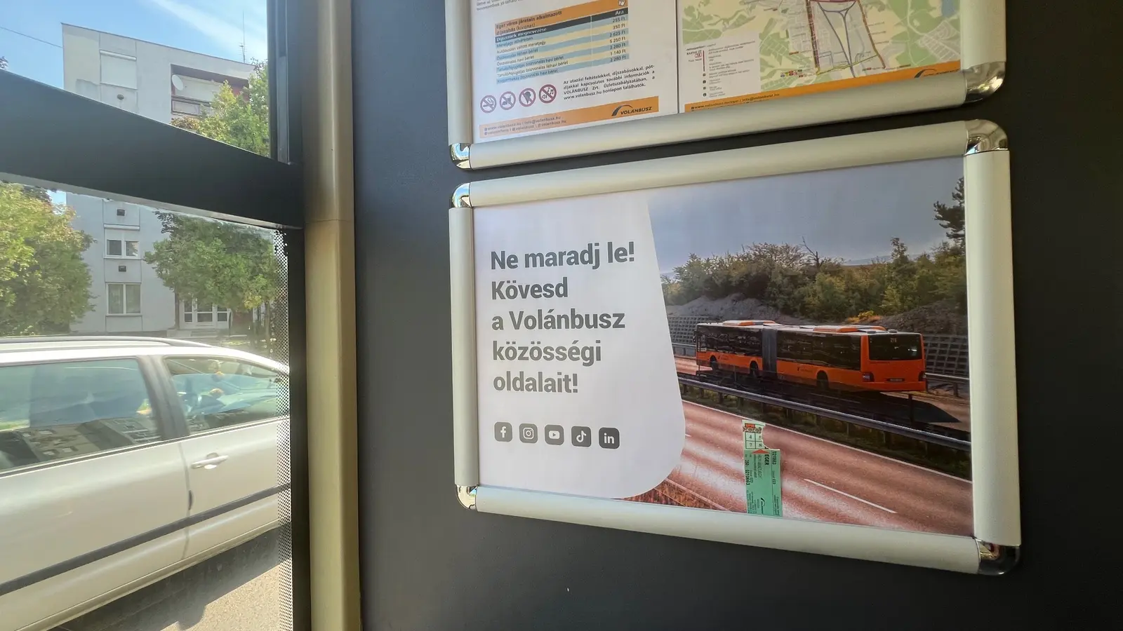 Buszhirdetés használati helyzetben