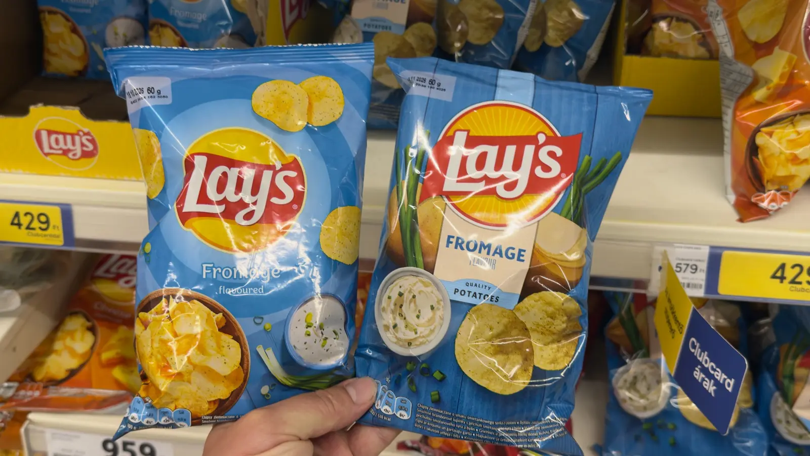 Két Lay’s Fromage chips eltérő csomagolási változatban